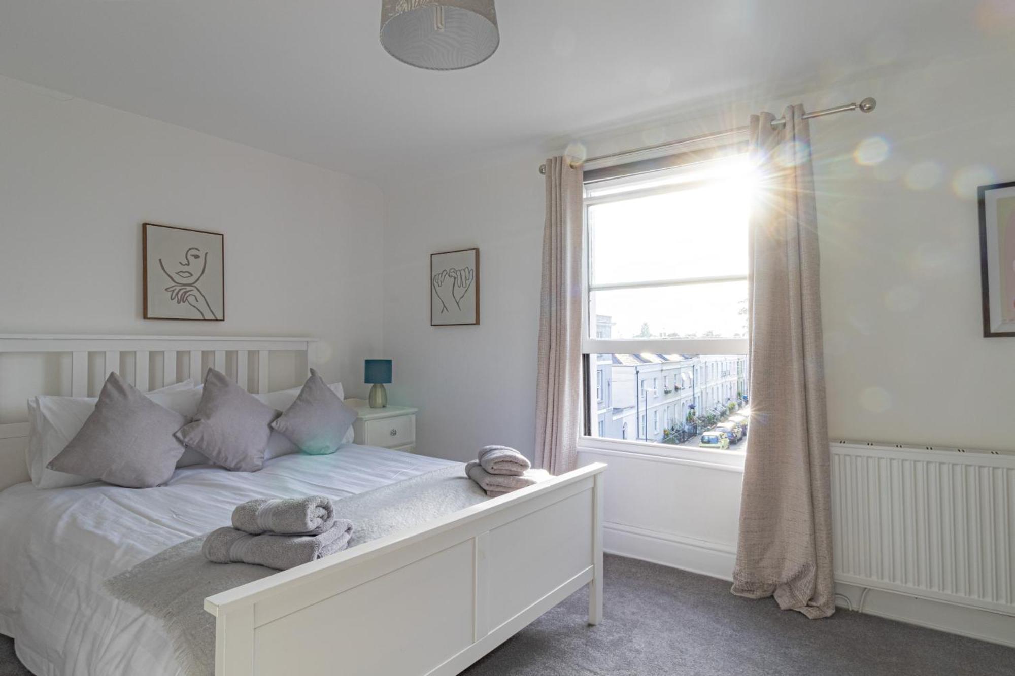 Fabulous, Vibrant, Town House, Central Bath Road เชลเทนแฮม ภายนอก รูปภาพ