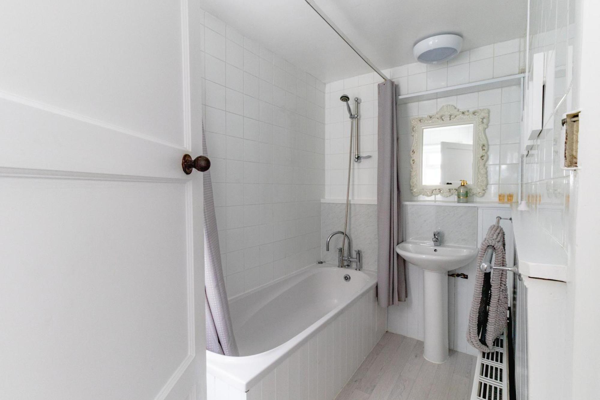 Fabulous, Vibrant, Town House, Central Bath Road เชลเทนแฮม ภายนอก รูปภาพ