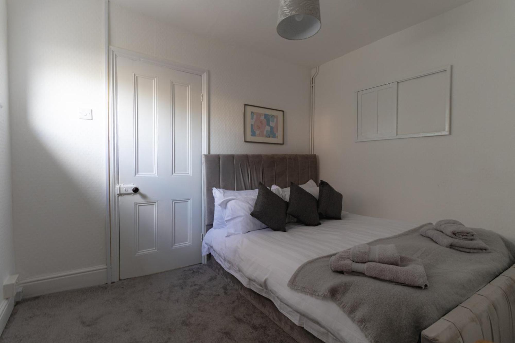 Fabulous, Vibrant, Town House, Central Bath Road เชลเทนแฮม ภายนอก รูปภาพ