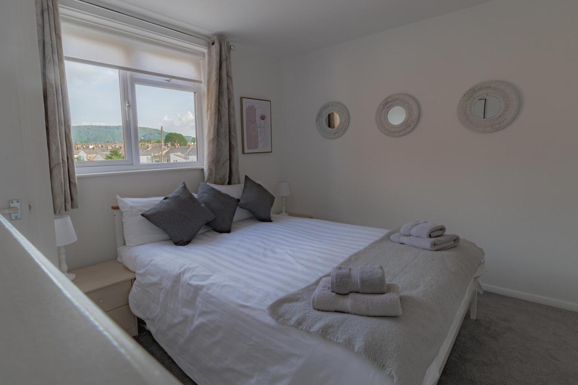 Fabulous, Vibrant, Town House, Central Bath Road เชลเทนแฮม ภายนอก รูปภาพ