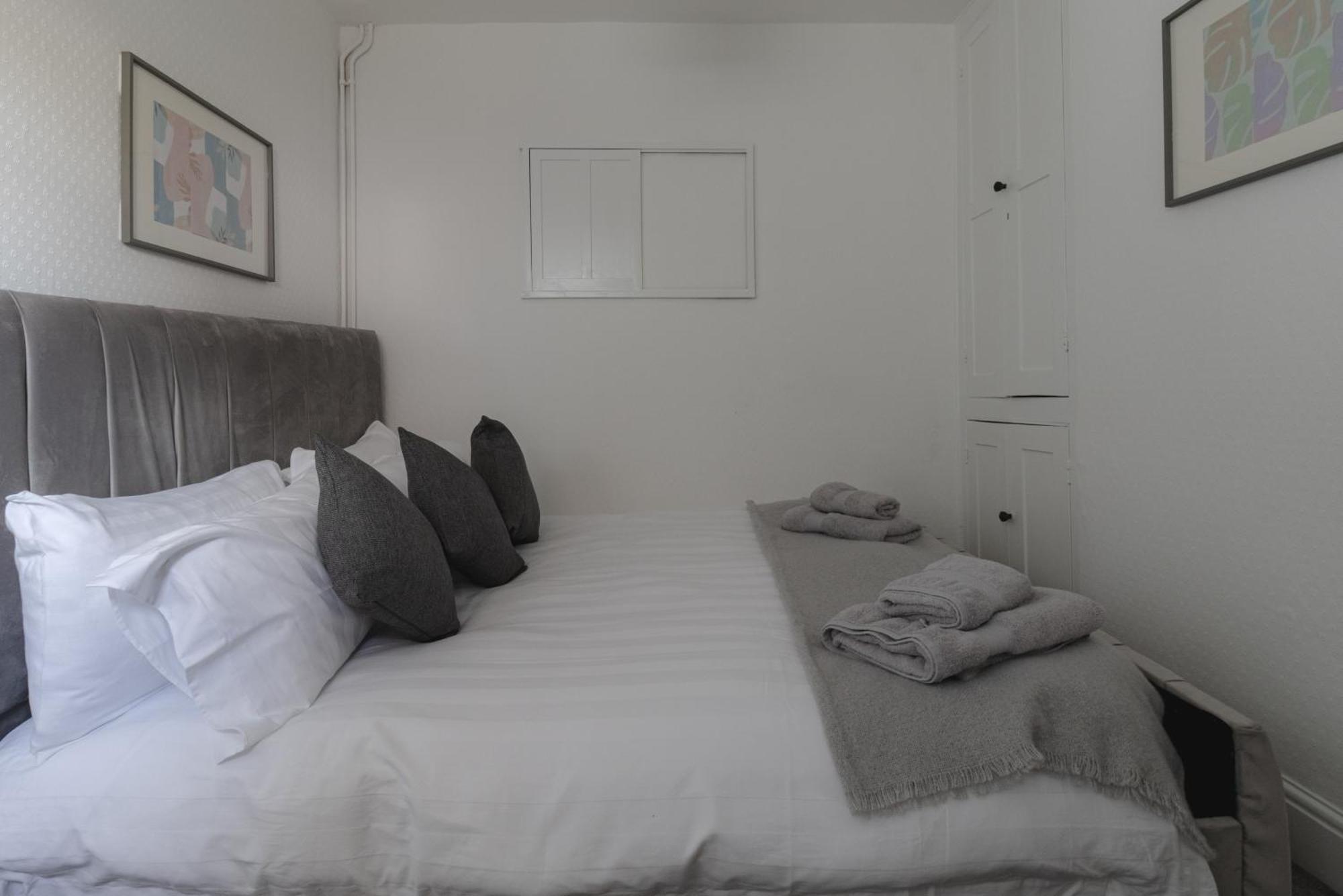 Fabulous, Vibrant, Town House, Central Bath Road เชลเทนแฮม ภายนอก รูปภาพ