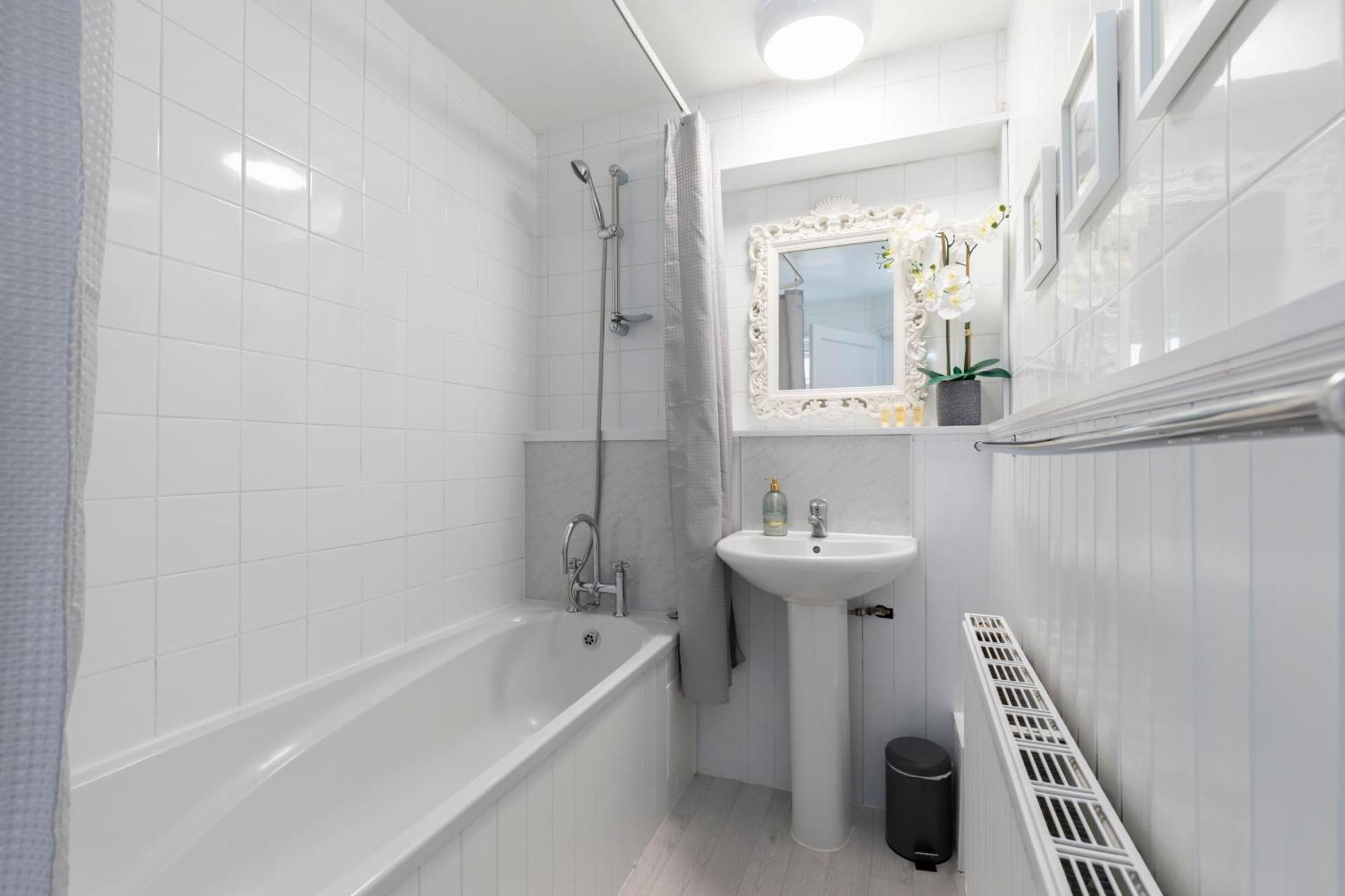 Fabulous, Vibrant, Town House, Central Bath Road เชลเทนแฮม ภายนอก รูปภาพ