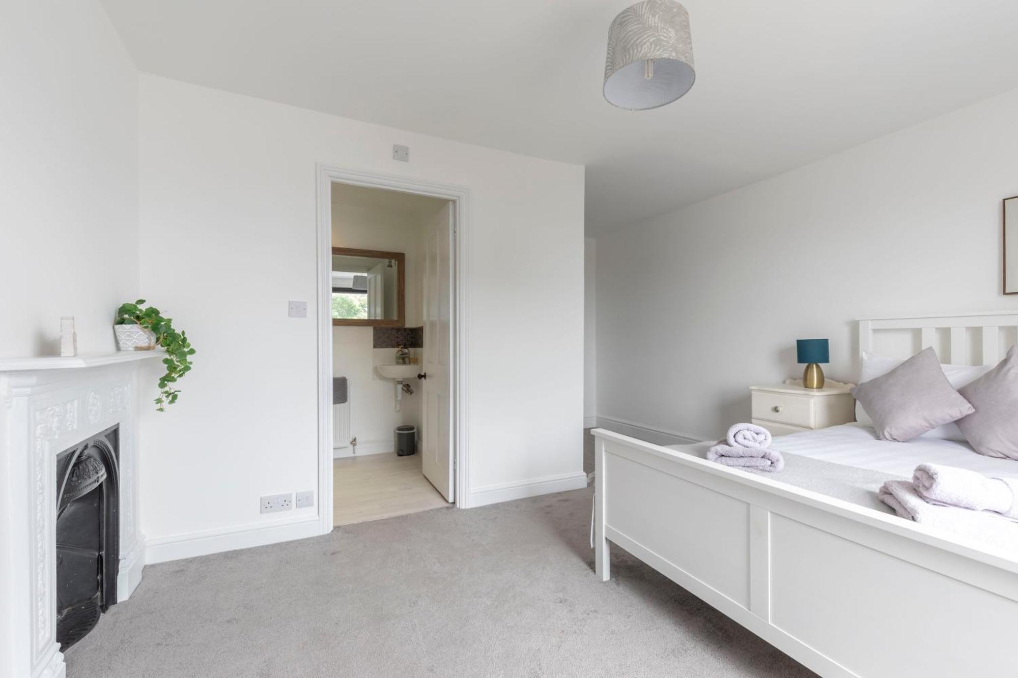 Fabulous, Vibrant, Town House, Central Bath Road เชลเทนแฮม ภายนอก รูปภาพ