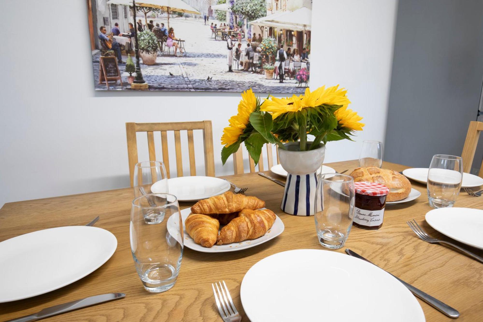 Fabulous, Vibrant, Town House, Central Bath Road เชลเทนแฮม ภายนอก รูปภาพ